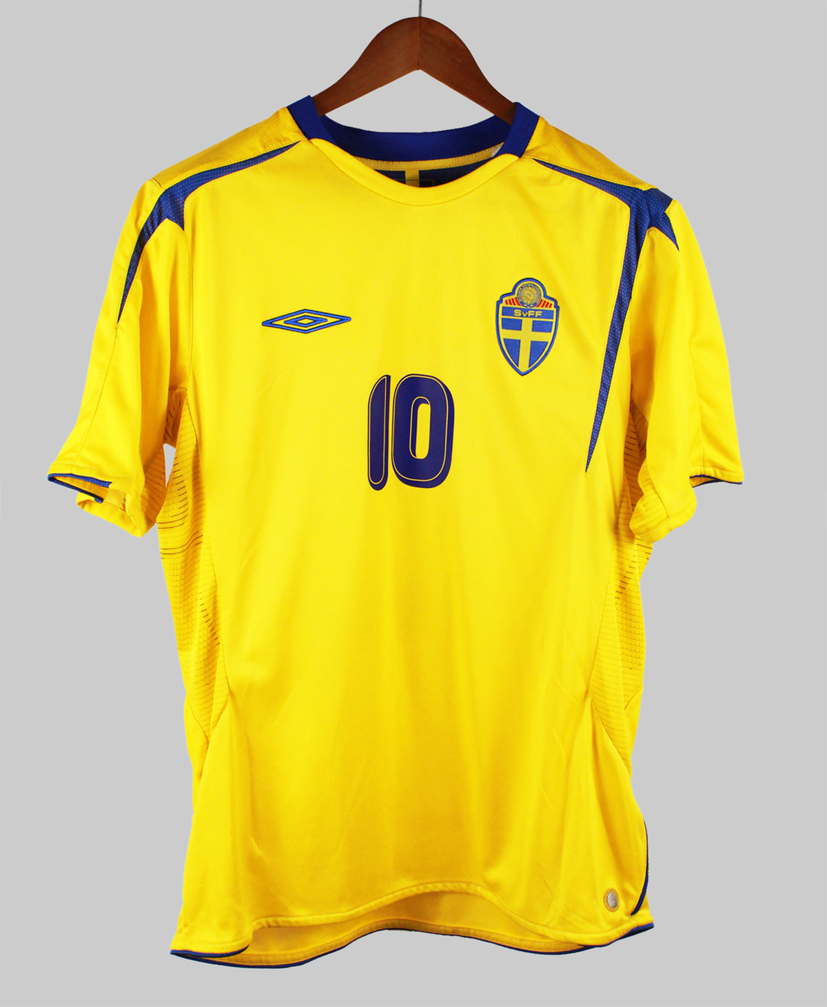 Sweden 2005-06 Ibrahimovic Short Sleeve Home Kit (L)
