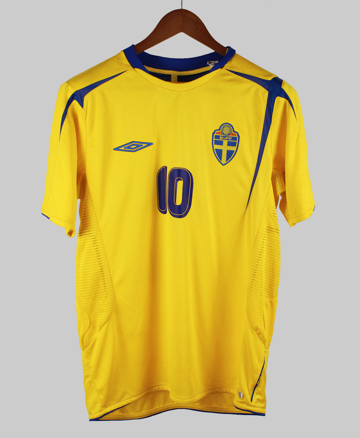 Sweden 2005-06 Ibrahimovic Short Sleeve Home Kit (M)