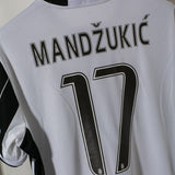 Juventus 2016-17 Mandzukic Home Kit (L)