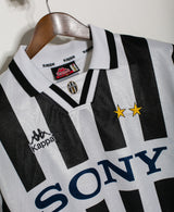 Juventus 1995-06 Home Kit (L)