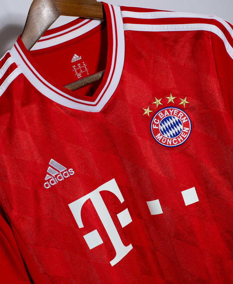 Bayern Munich 2013-14 Van Buyten Home Kit (M)