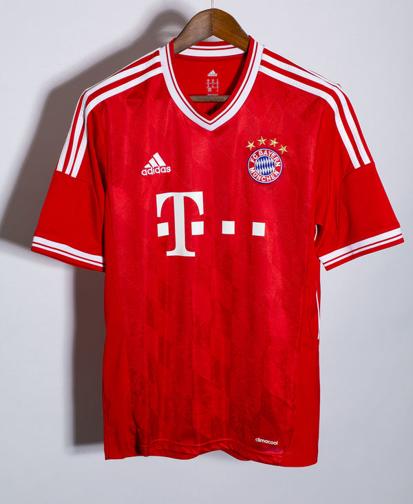 Bayern Munich 2013-14 Van Buyten Home Kit (M)