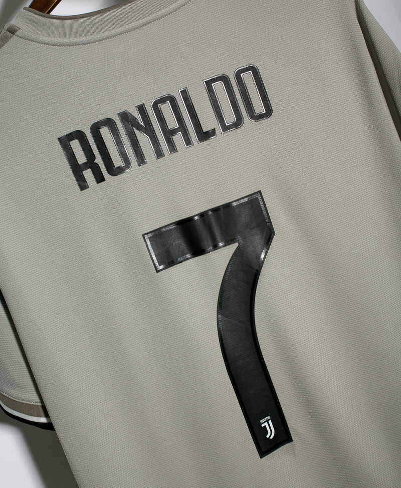 Juventus 2018-19 Ronaldo Away Kit (2XL)