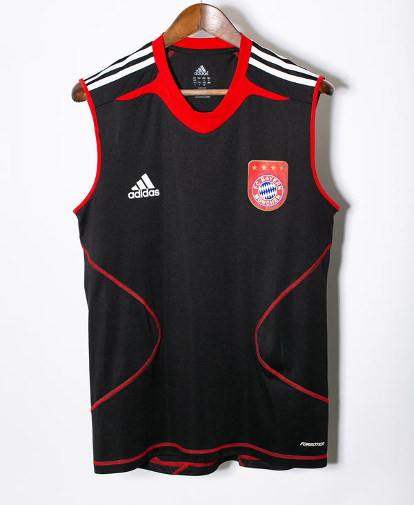 Bayern Munich 2010-11 Sleveless Training Kit (L)