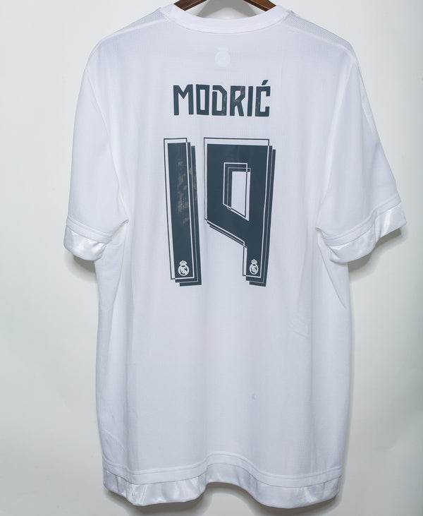 Real Madrid 2015-16 Modric Home Kit (2XL)