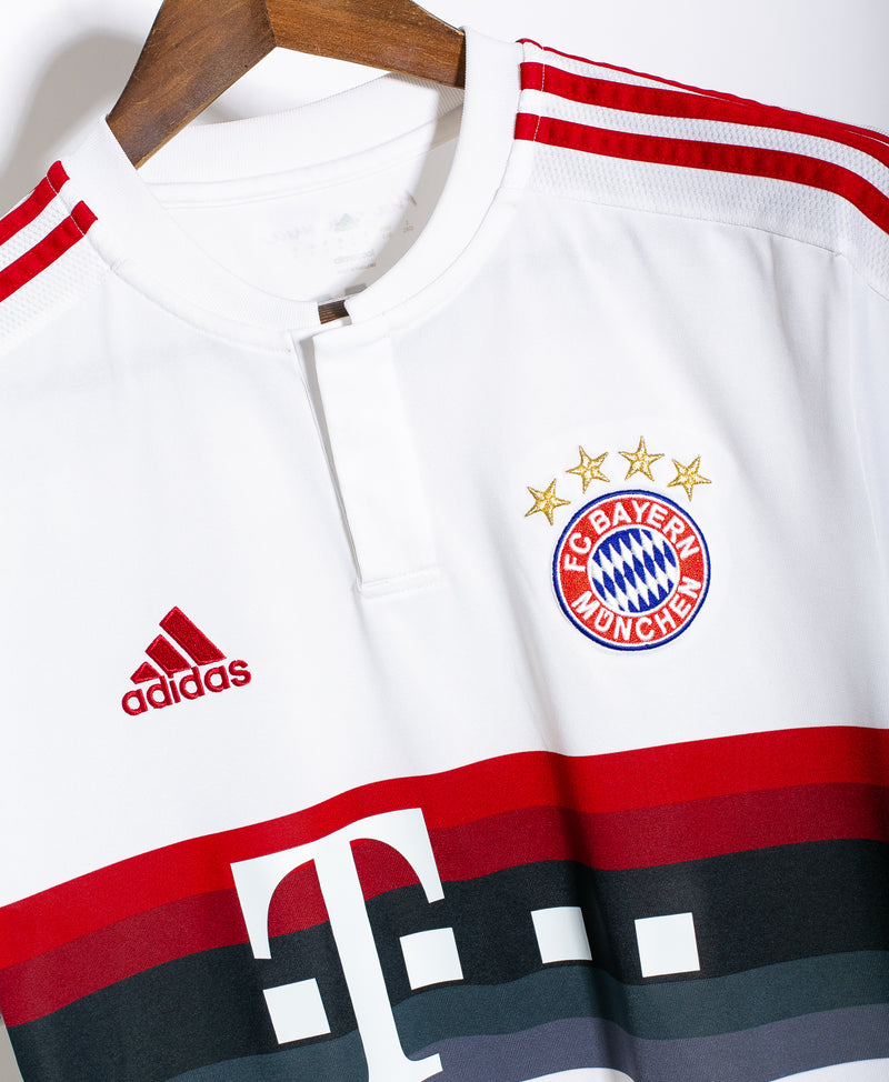 Bayern Munich 2015-16 Lewandowski Away Kit (L)