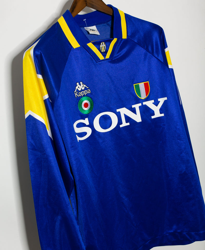 Juventus 1996-97 Long Sleeve Away Kit (L)