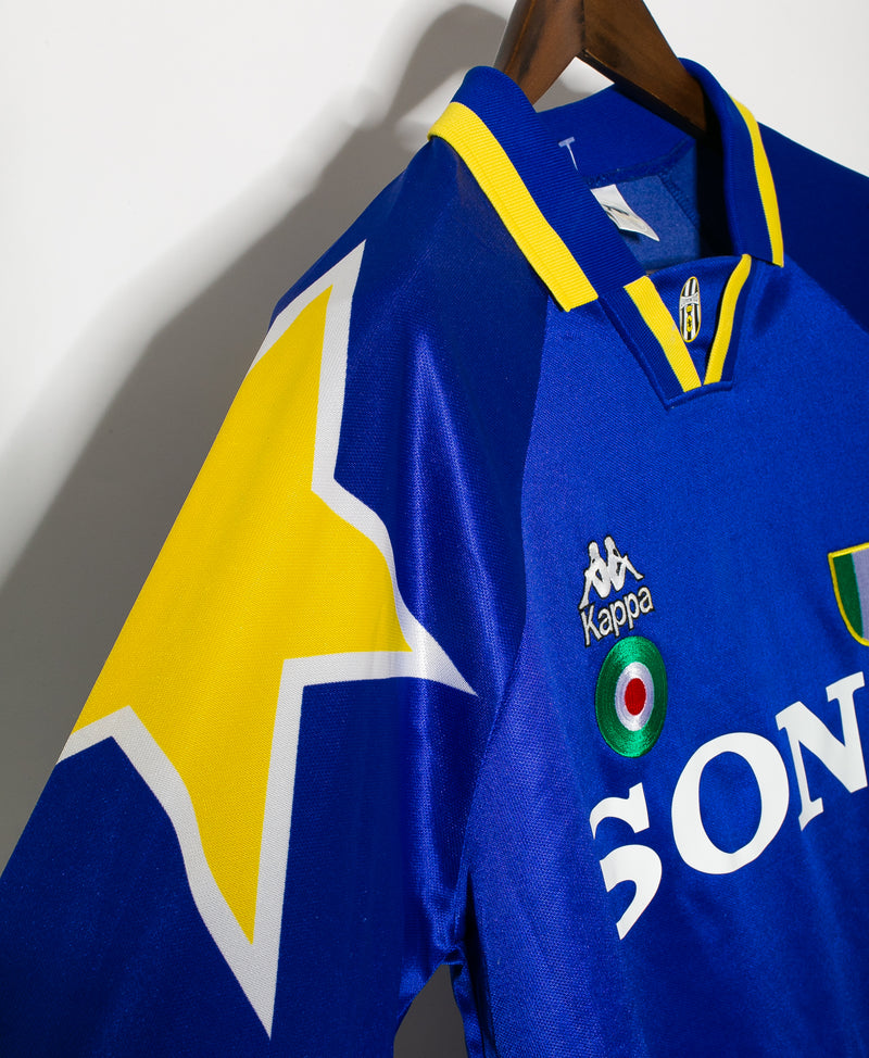 Juventus 1996-97 Long Sleeve Away Kit (L)