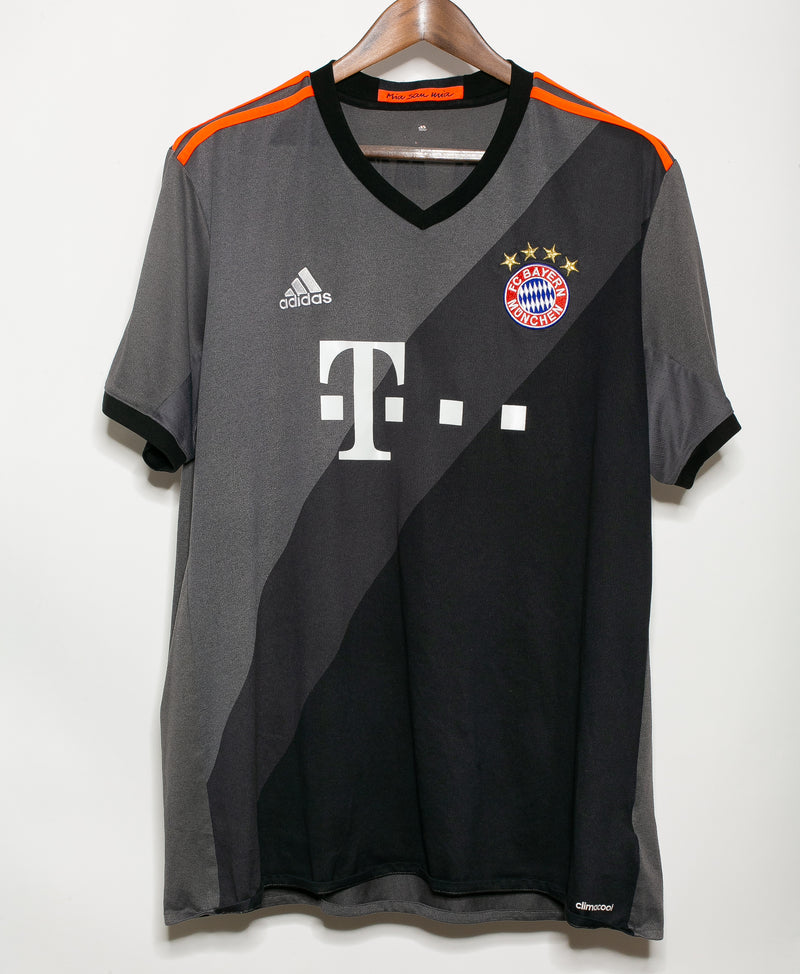 Bayern Munich 2016-17 Lewandowski Away Kit (XL)