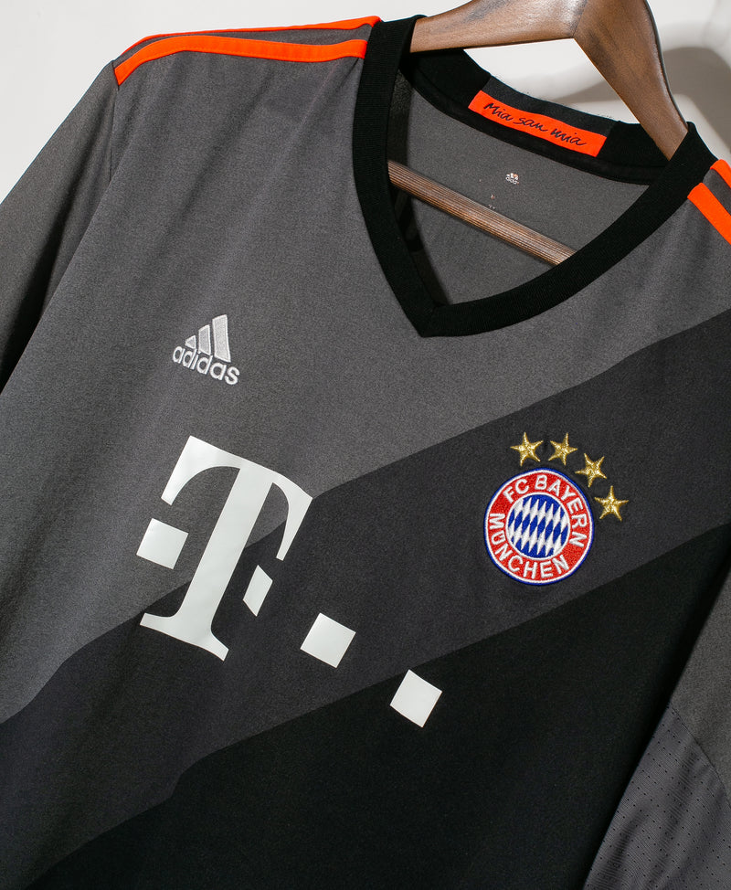 Bayern Munich 2016-17 Lewandowski Away Kit (XL)