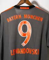 Bayern Munich 2016-17 Lewandowski Away Kit (XL)