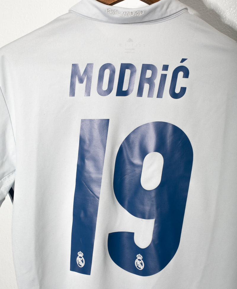 Real Madrid 2016-17 Modric Home Kit (M) – Saturdays Football