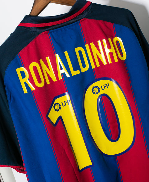 Barcelona 2003-04 Ronaldinho Home Kit (L)