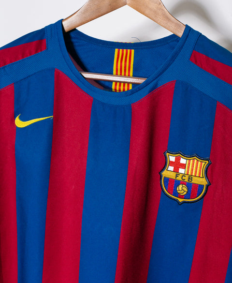 Barcelona 2005-06 Ronaldinho Home Kit (L)