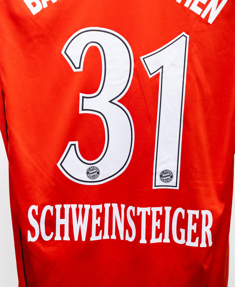 Bayern Munchen 2010-11 Schweinsteiger Home Kit (M)