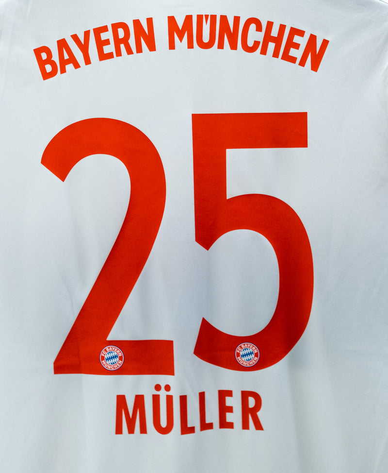 Bayern Munchen 2015-16 Muller Away Kit (M)