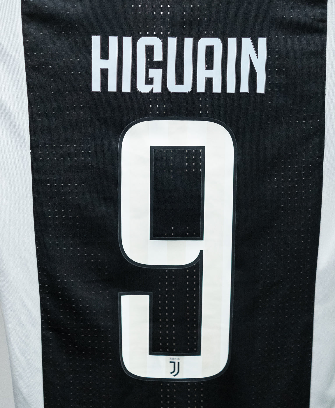 Juventus 2017-18 Higuain Player Issue Home Kit (S)