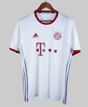 Bayern Munich 2016-17 Lewandowski Third Kit (L)