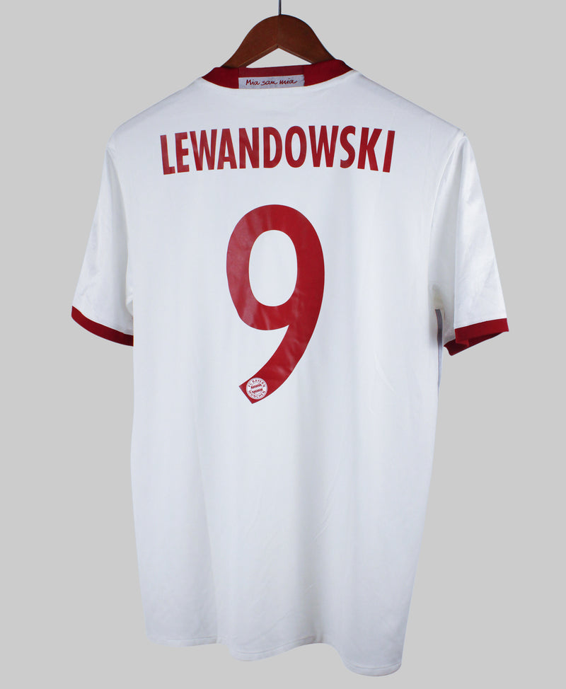 Bayern Munich 2016-17 Lewandowski Third Kit (L)