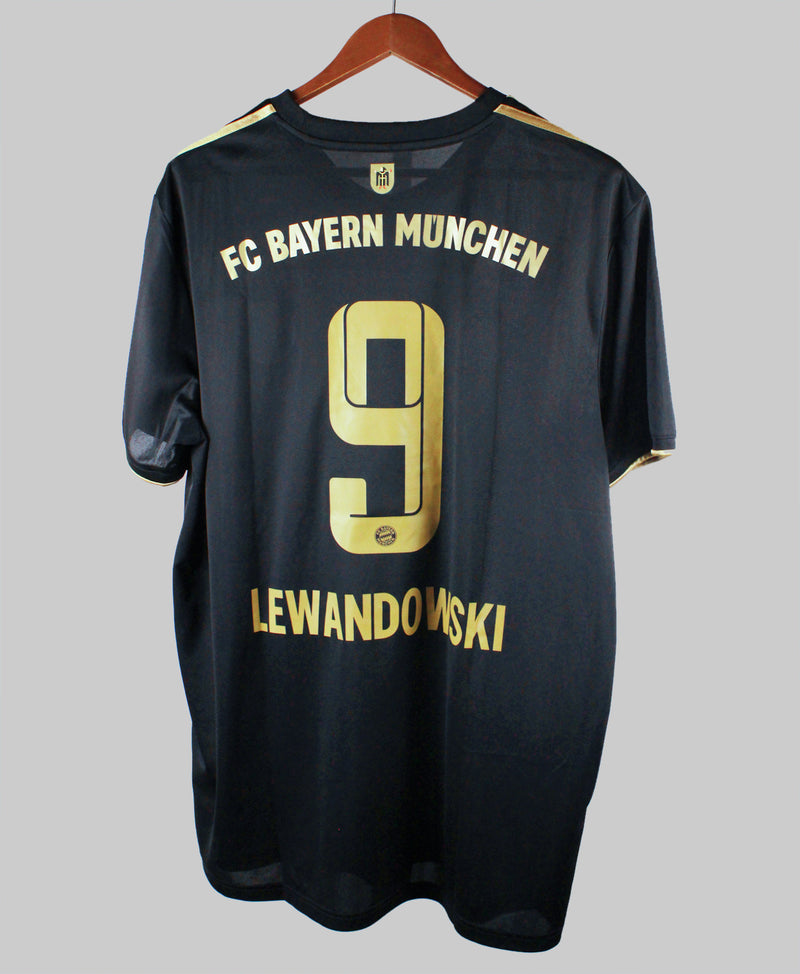 Bayern Munich 2021-22 Lewandowski Away Kit (2XL)