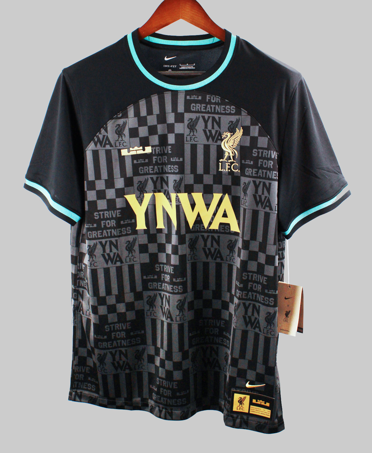 Liverpool 2022-23  Liverpool x LeBron James Kit (L)