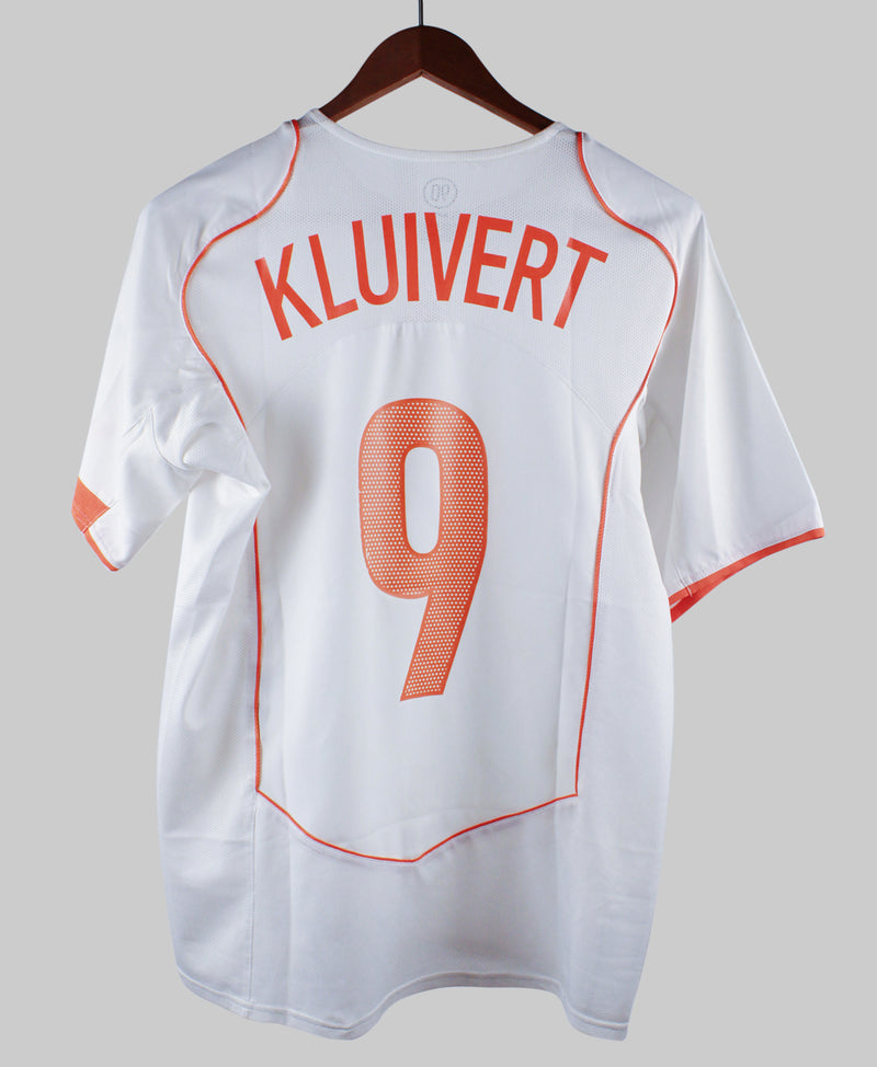 Netherlands 2004-05 Kluivert Away Kit (M)