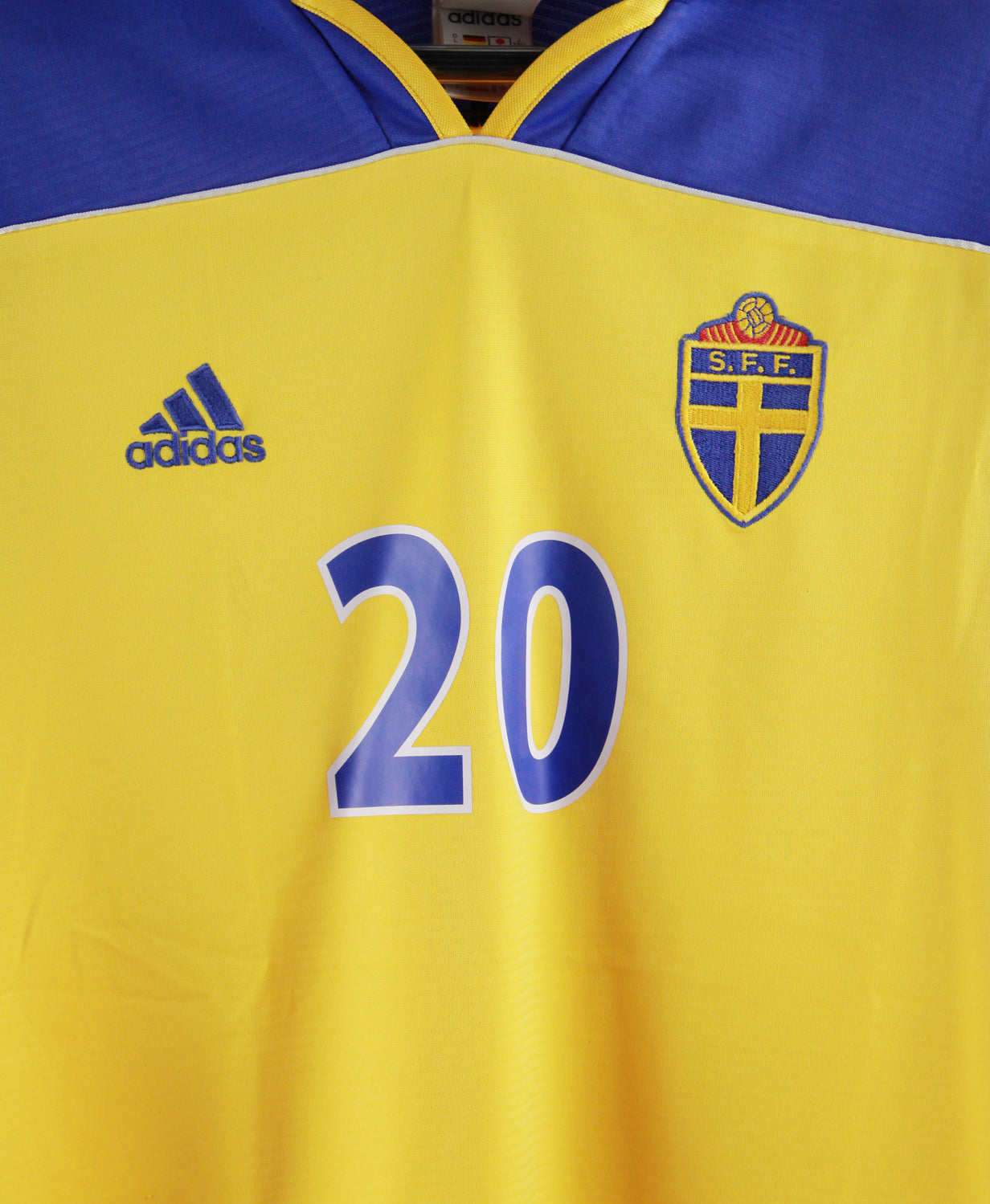 Sweden 2000-01 Larsson Home Kit  (L)