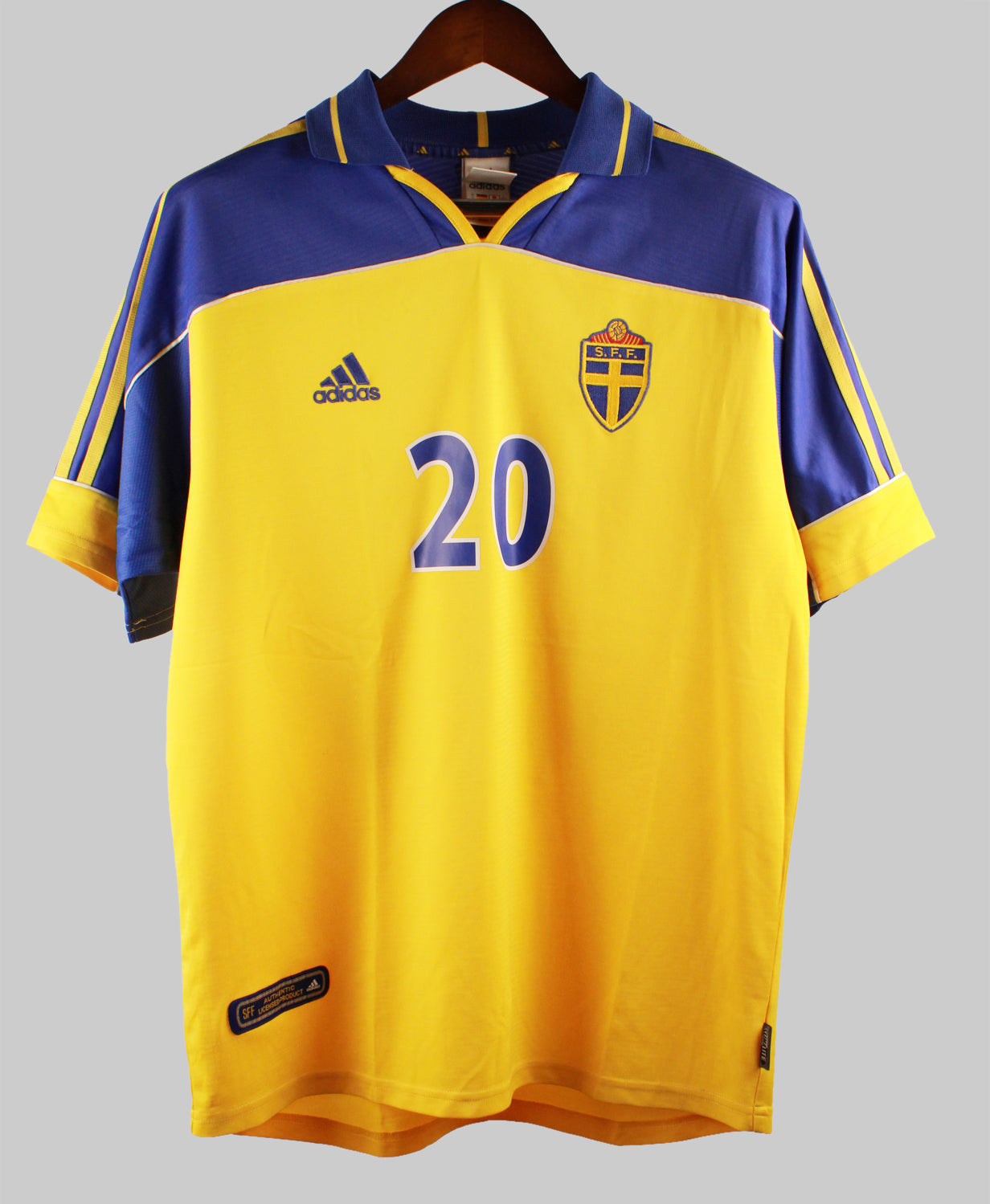Sweden 2000-01 Larsson Home Kit  (L)