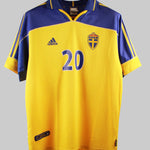 Sweden 2000-01 Larsson Home Kit  (L)