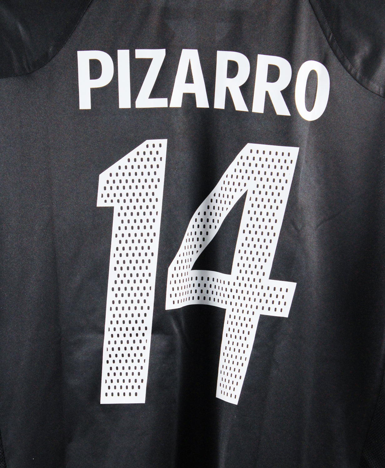 Bayern Munich 2004-05 Pizarro Away Kit  (L)