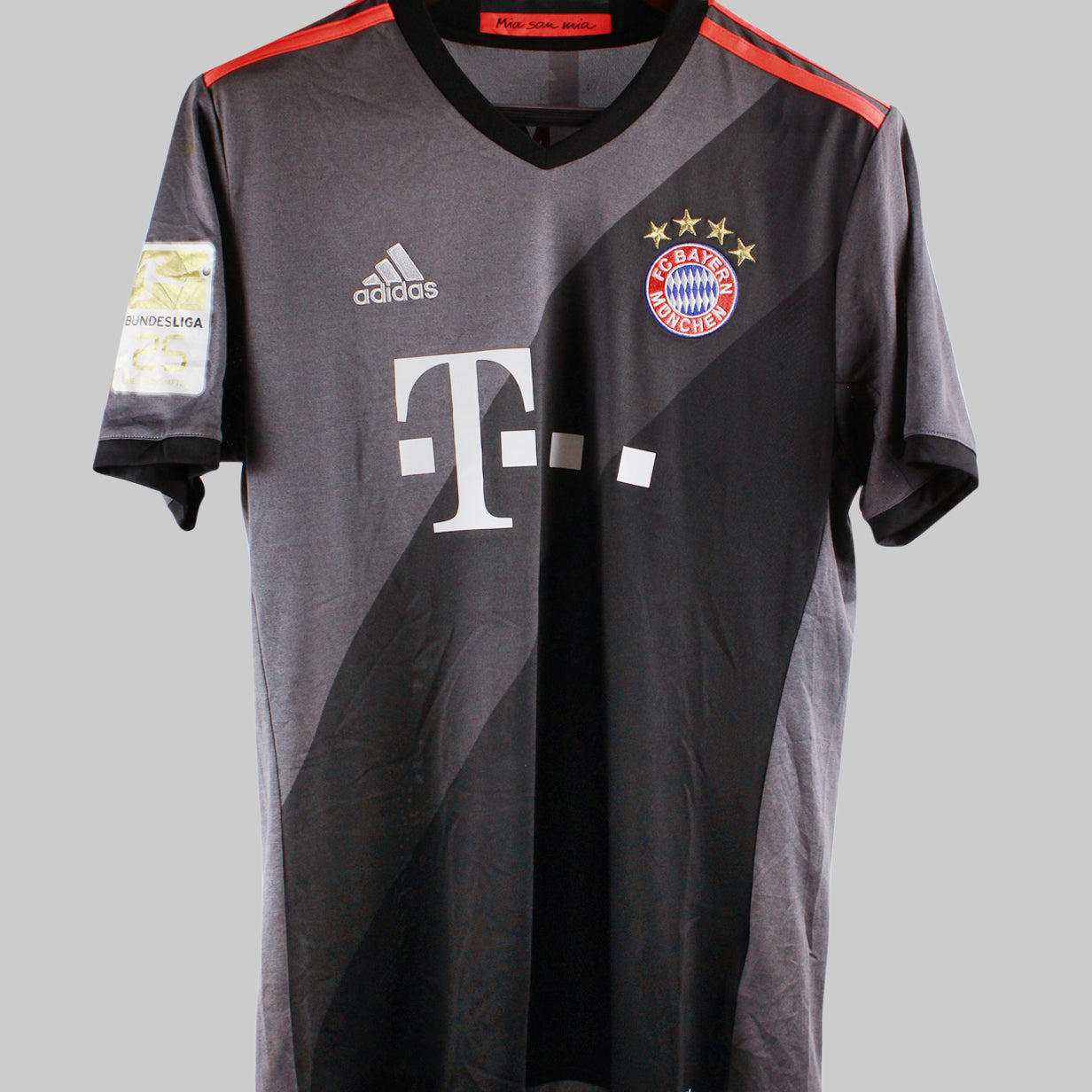 Bayern Munich 2016-17 Robben Away Kit  (M)