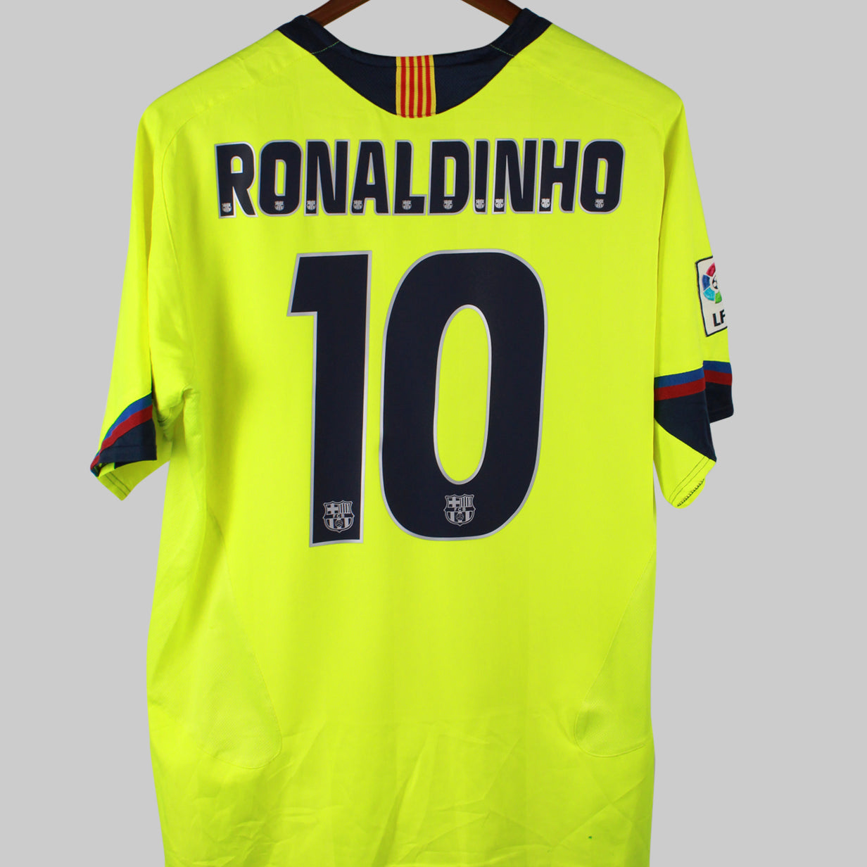 Barcelona 2005-06 Ronaldinho Short Sleeve Away Kit (L)