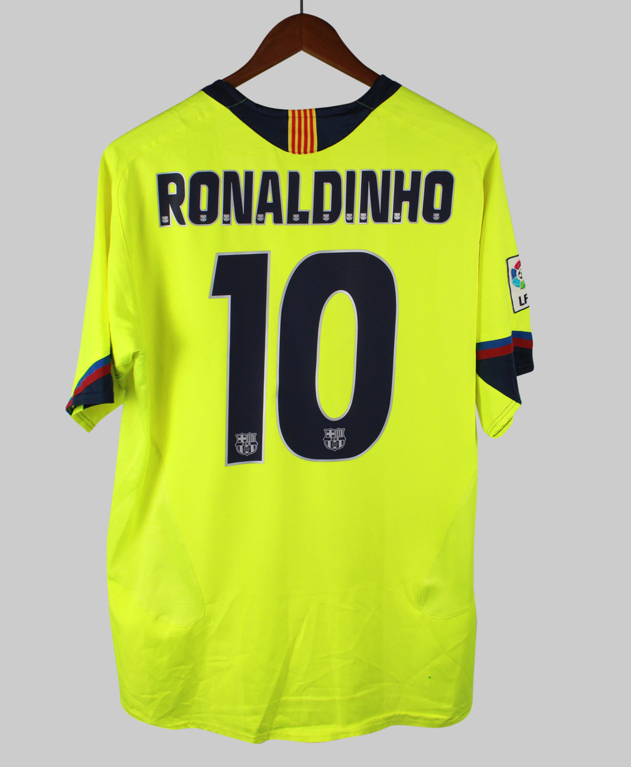 Barcelona 2005-06 Ronaldinho Short Sleeve Away Kit (L)