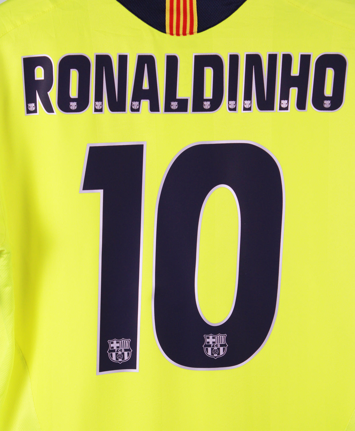 Barcelona 2005-06 Ronaldinho Short Sleeve Away Kit (L)