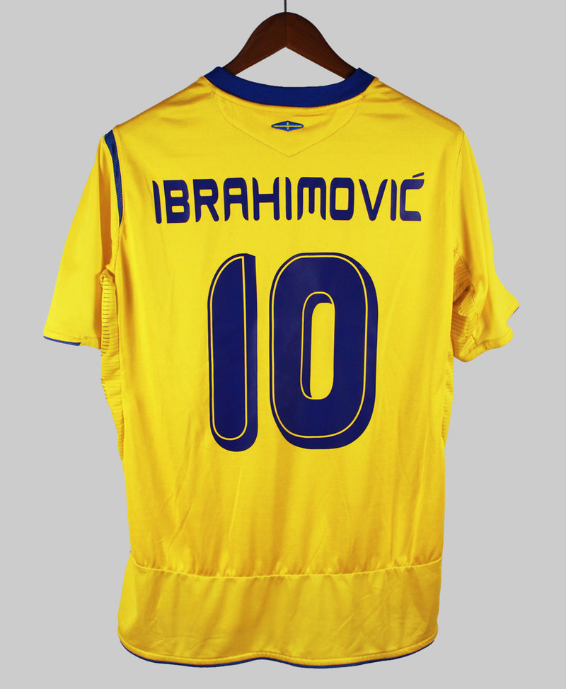 Sweden 2005-06 Ibrahimovic Short Sleeve Home Kit (L)