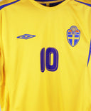 Sweden 2005-06 Ibrahimovic Short Sleeve Home Kit (L)
