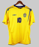 Sweden 2005-06 Ibrahimovic Short Sleeve Home Kit (L)