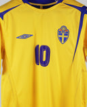 Sweden 2005-06 Ibrahimovic Short Sleeve Home Kit (M)