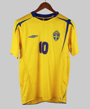 Sweden 2005-06 Ibrahimovic Short Sleeve Home Kit (M)