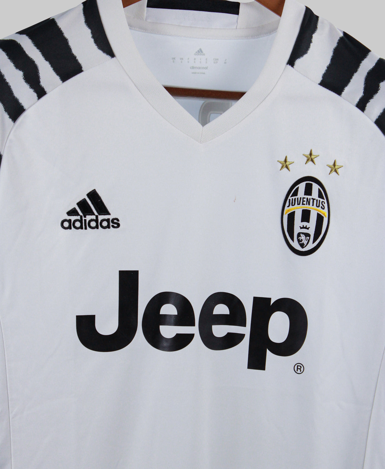 Terza maglia Juventus 2020-2021: sarà nero-arancio e mimetica Terza maglia Juventus 2020-2021: sarà nero-arancio e mimetica