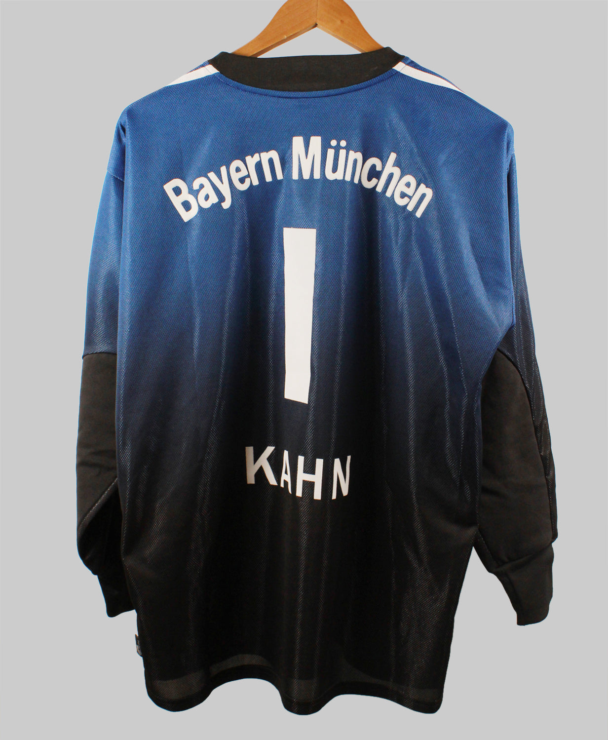 Bayern Munich 2002-03 Kahn Goalkeeper Kit (M)