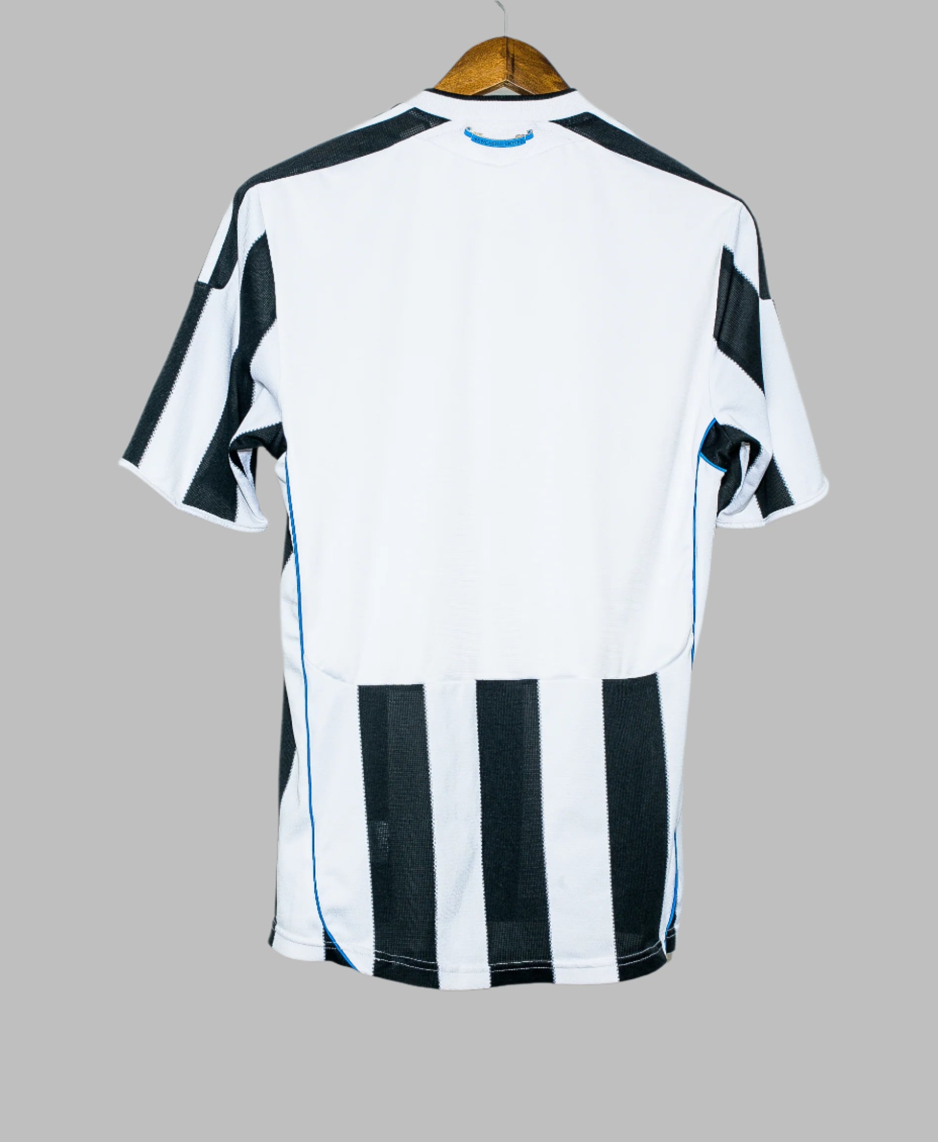 Newcastle 2009-10 Home Kit (L)