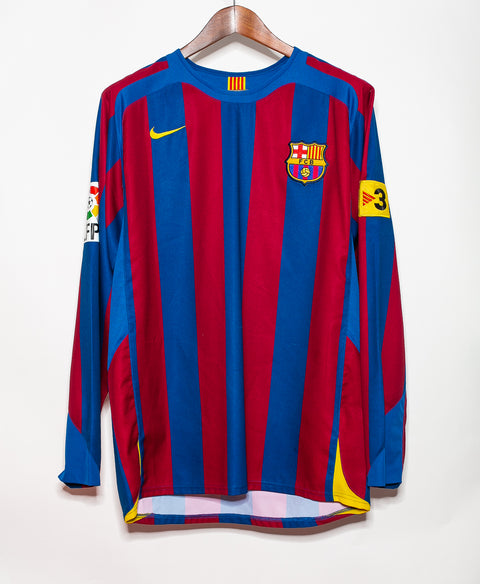 Barcelona 2005-06 Ronaldinho Long Sleeve Home Kit (M)