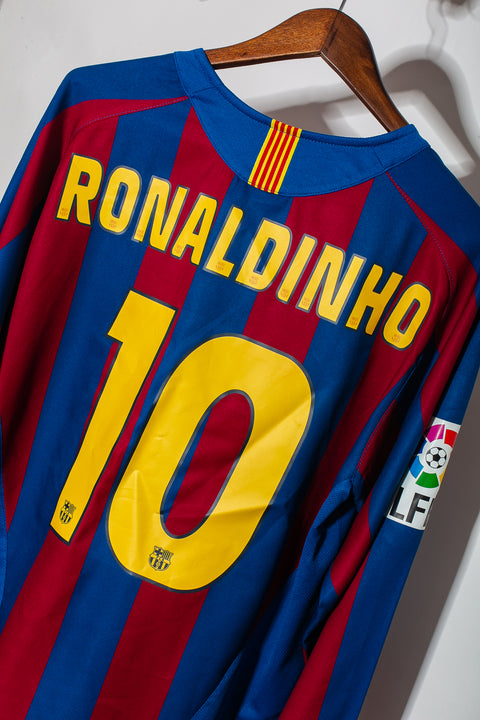 Barcelona 2005-06 Ronaldinho Long Sleeve Home Kit (M)