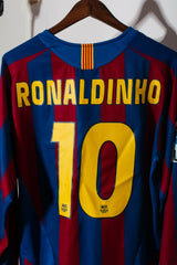 Barcelona 2005-06 Ronaldinho Long Sleeve Home Kit (M)