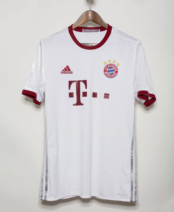 Bayern Munich 2016-17 Lewandowski Third Kit (L)