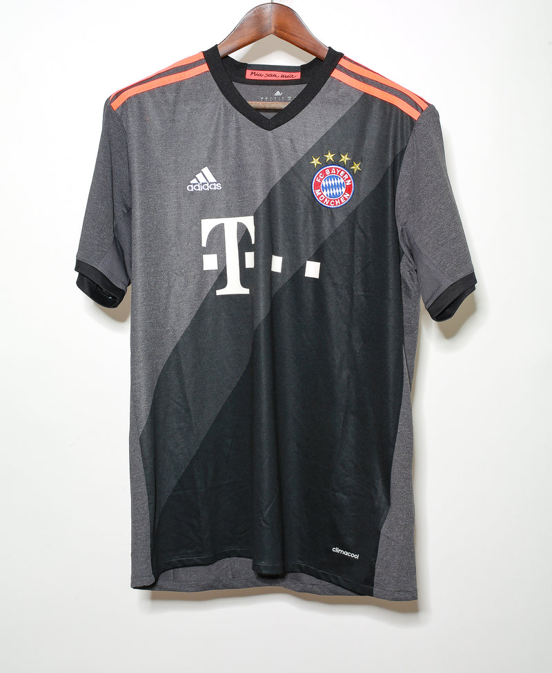 Bayern Munich 2016-17 Muller Away Kit (L)
