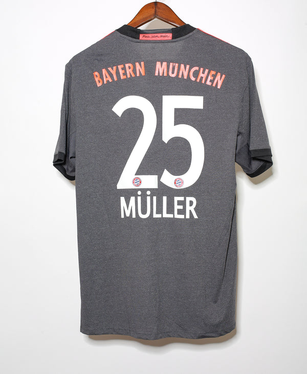 Bayern Munich 2016-17 Muller Away Kit (L)