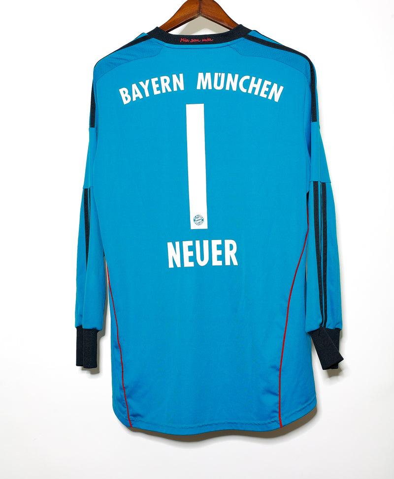 Bayern Munich 2013-14 Neuer GK Kit (L)
