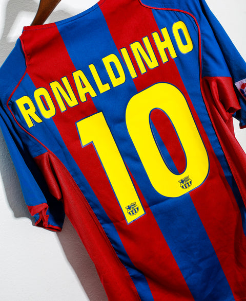 Barcelona 2004-05 Ronaldinho Home Kit (L)